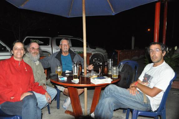 Com os novos amigos colombianos em San Agustín, na Colômbia